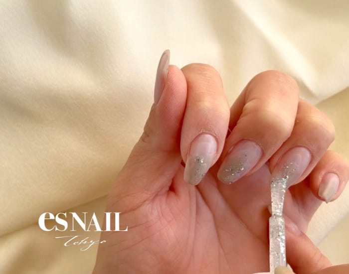 仕上げにラメを(画像提供:esNAIL)