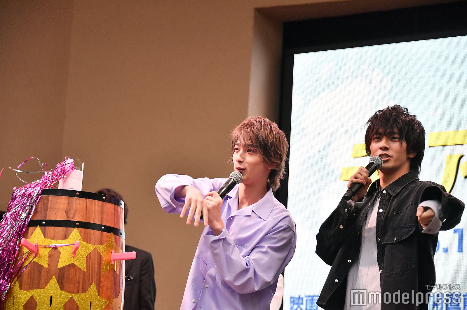 銀テープを整える横浜流星（C）モデルプレス