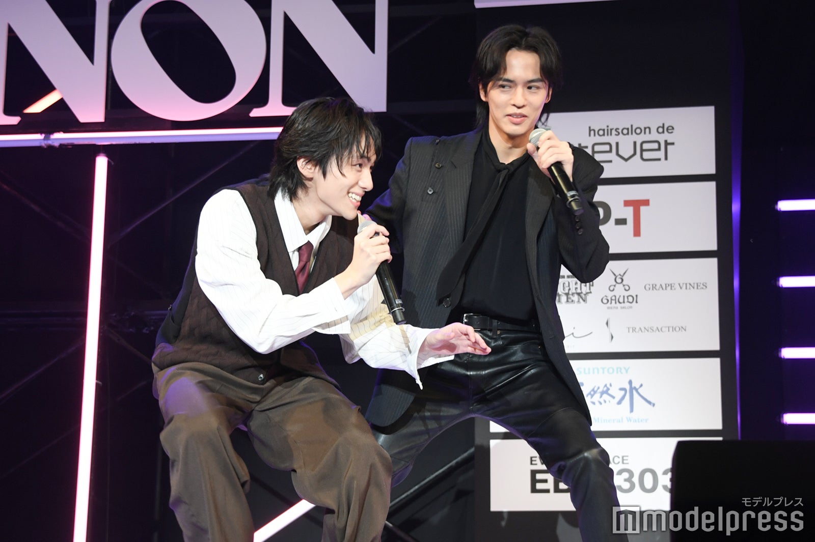 敵と戦いながら山下幸輝に告白する奥野壮（C）モデルプレス