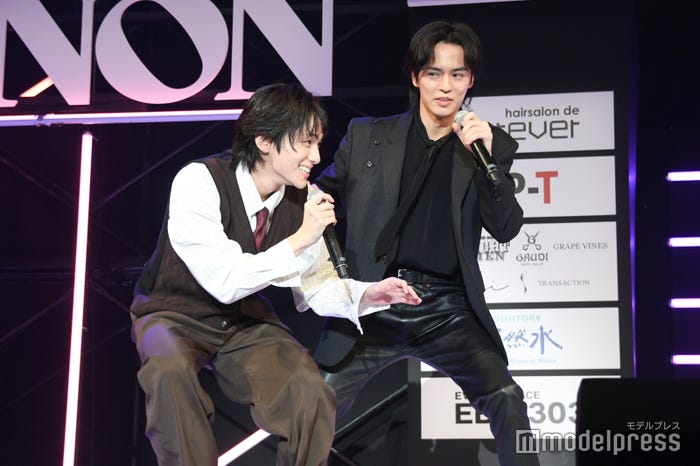 敵と戦いながら山下幸輝に告白する奥野壮(C)モデルプレス