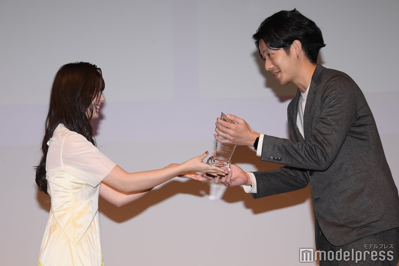 （左）星乃夢奈（C）モデルプレス