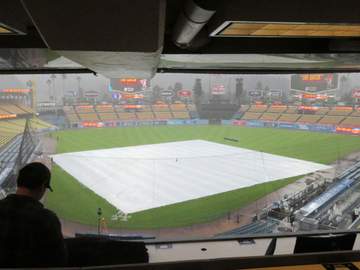 ドジャースタジアムに異例の光景 開始2時間前に大粒の雨 内野フィールドには全面シート