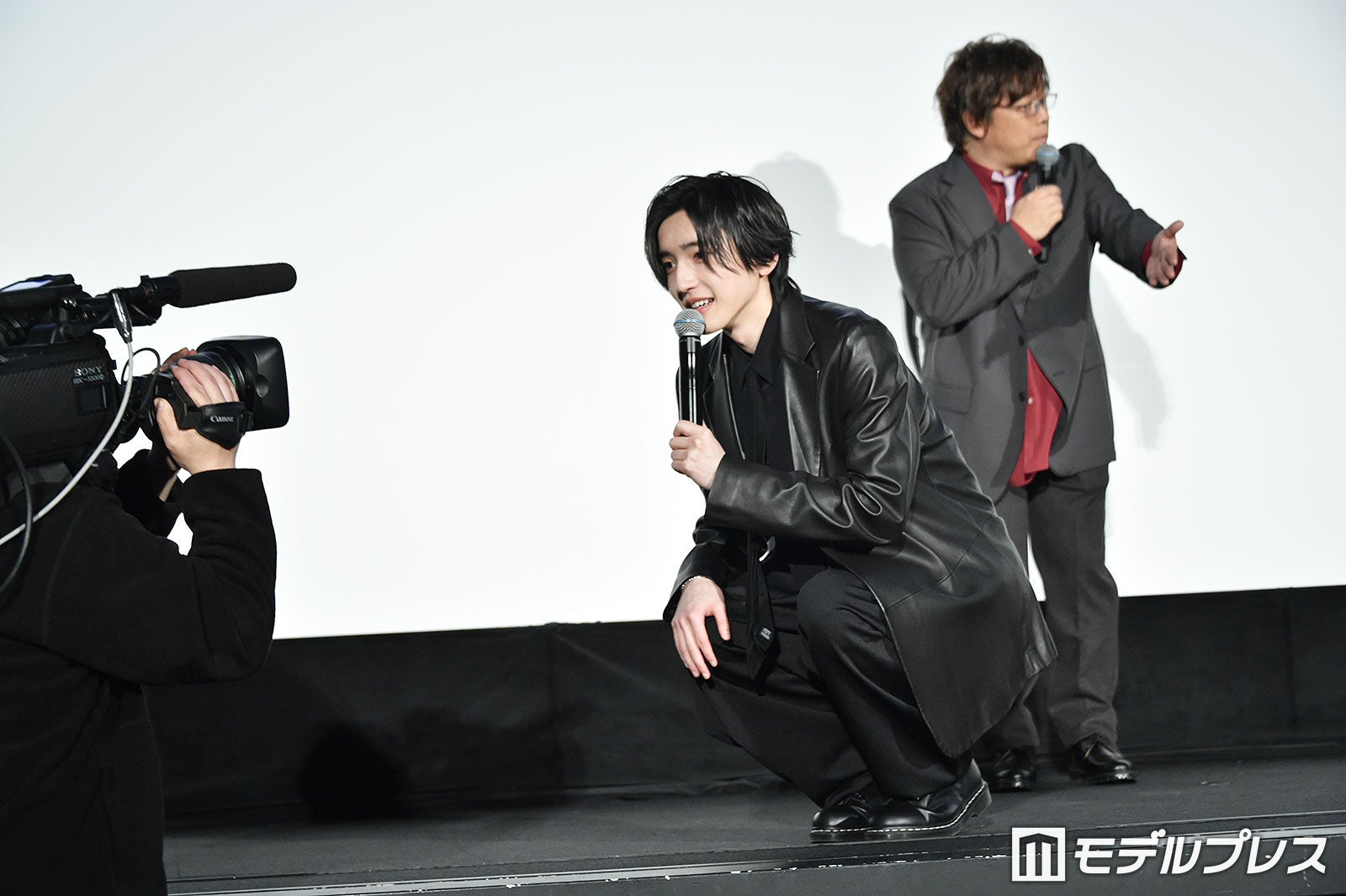 生中継カメラに向かってワンコのようにおすわりする道枝駿佑（C）モデルプレス