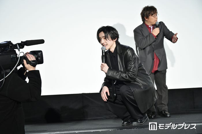 生中継カメラに向かってワンコのようにおすわりする道枝駿佑(C)モデルプレス