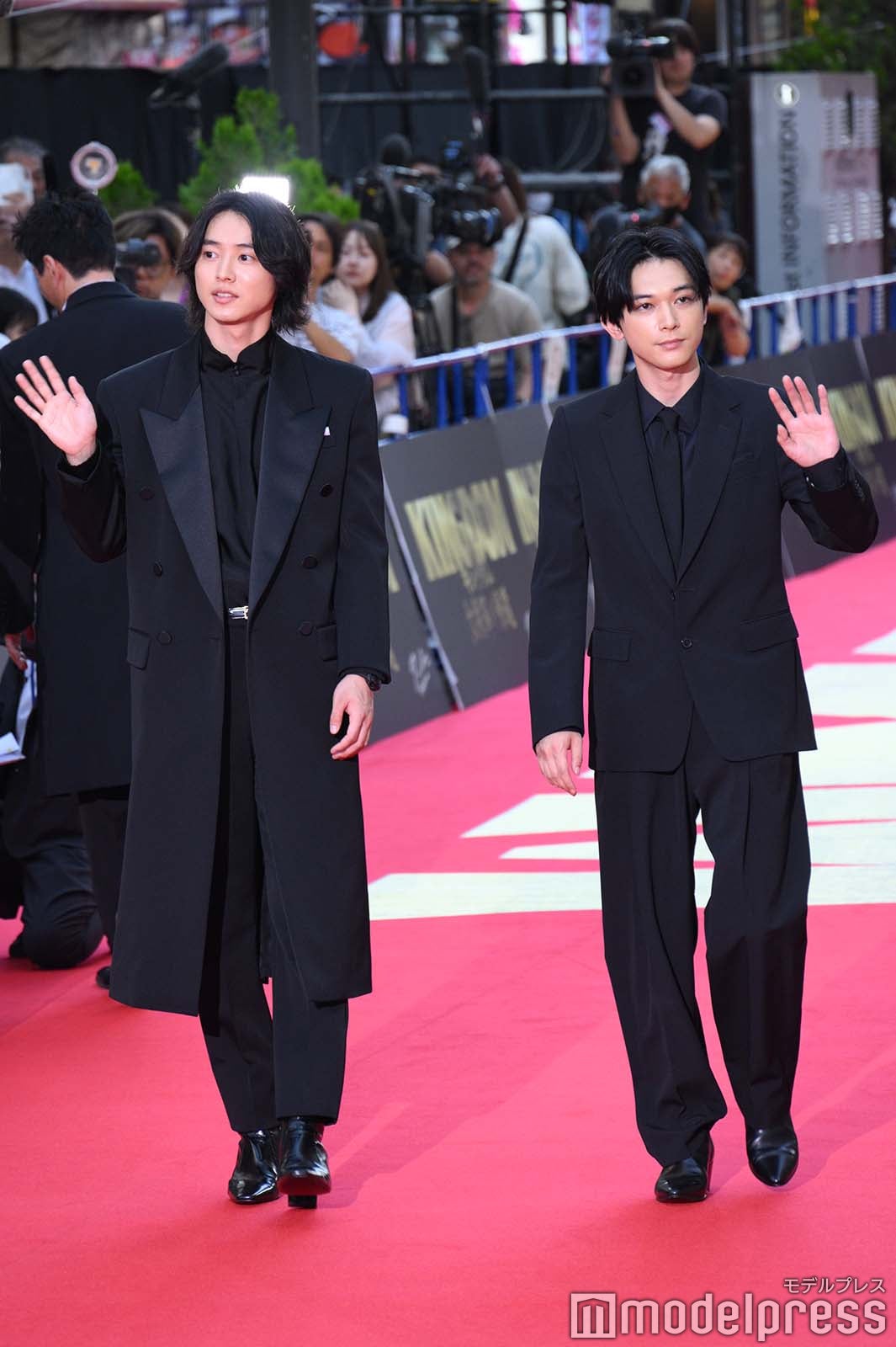 手を振る山崎賢人、吉沢亮（C）モデルプレス