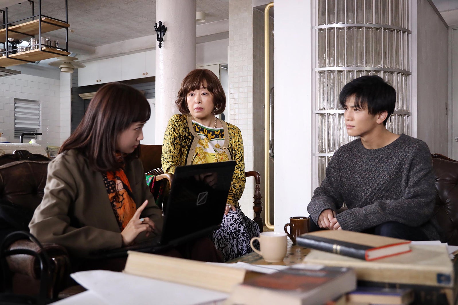 木南晴夏、かたせ梨乃、岩田剛典／「シャーロック」特別編より（C）フジテレビ