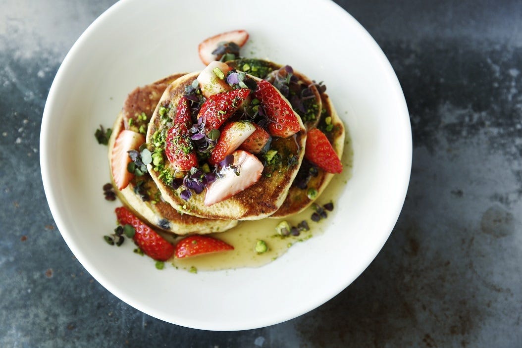 「bills」横浜赤レンガ倉庫限定パンケーキが期間限定レシピで“イチゴ畑”風に