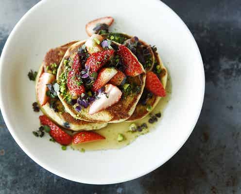 「bills」横浜赤レンガ倉庫限定パンケーキが期間限定レシピで“イチゴ畑”風に