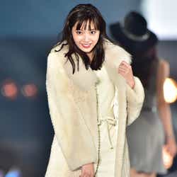 モデルプレス - 新川優愛が大人可愛い!笑顔ランウェイで魅了<TGC北九州2016>