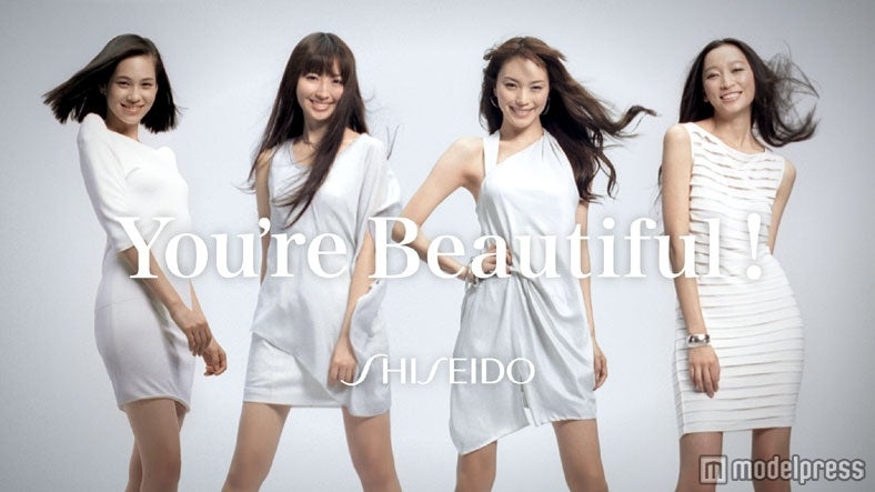 蛯原友里、水原希子、AKB48小嶋陽菜らが史上最高の笑顔で美脚競演