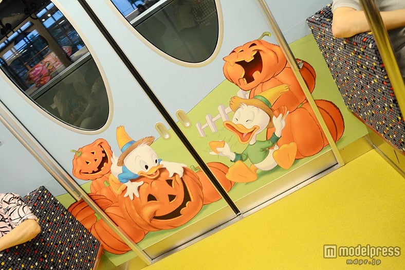 「ディズニー・ハロウィーン・ライナー」内装、（左から）デューイ、ルーイ