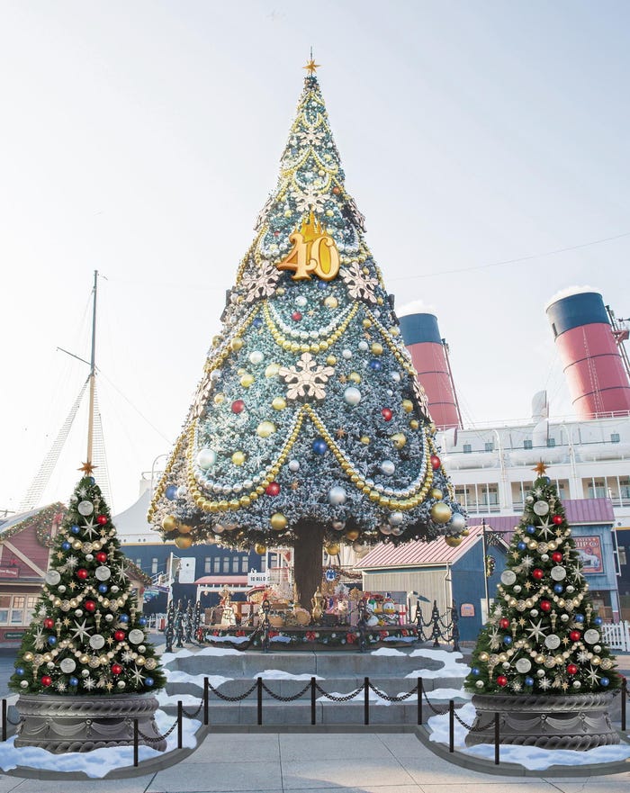 東京ディズニーシーでは、アメリカンウォーターフロントに高さ約15メートルの大きなクリスマスツリーが4年ぶりに復活(C)Disney