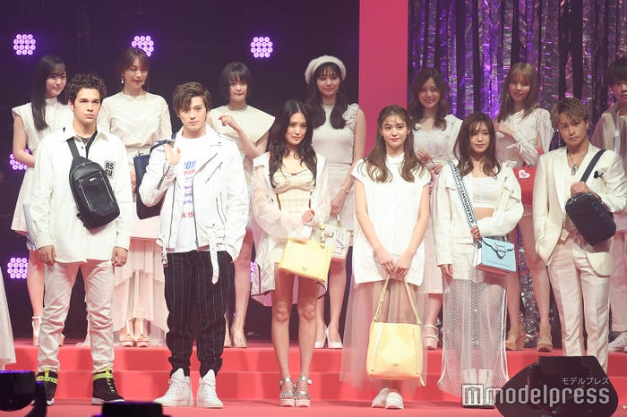 (下段左から)オースティン・マホーン、新田真剣佑、藤井夏恋、楓、山口乃々華、白濱亜嵐(上段左から)鈴木愛理、蛯原友里、玉城ティナ、新川優愛、白石麻衣、八木アリサ(C)モデルプレス