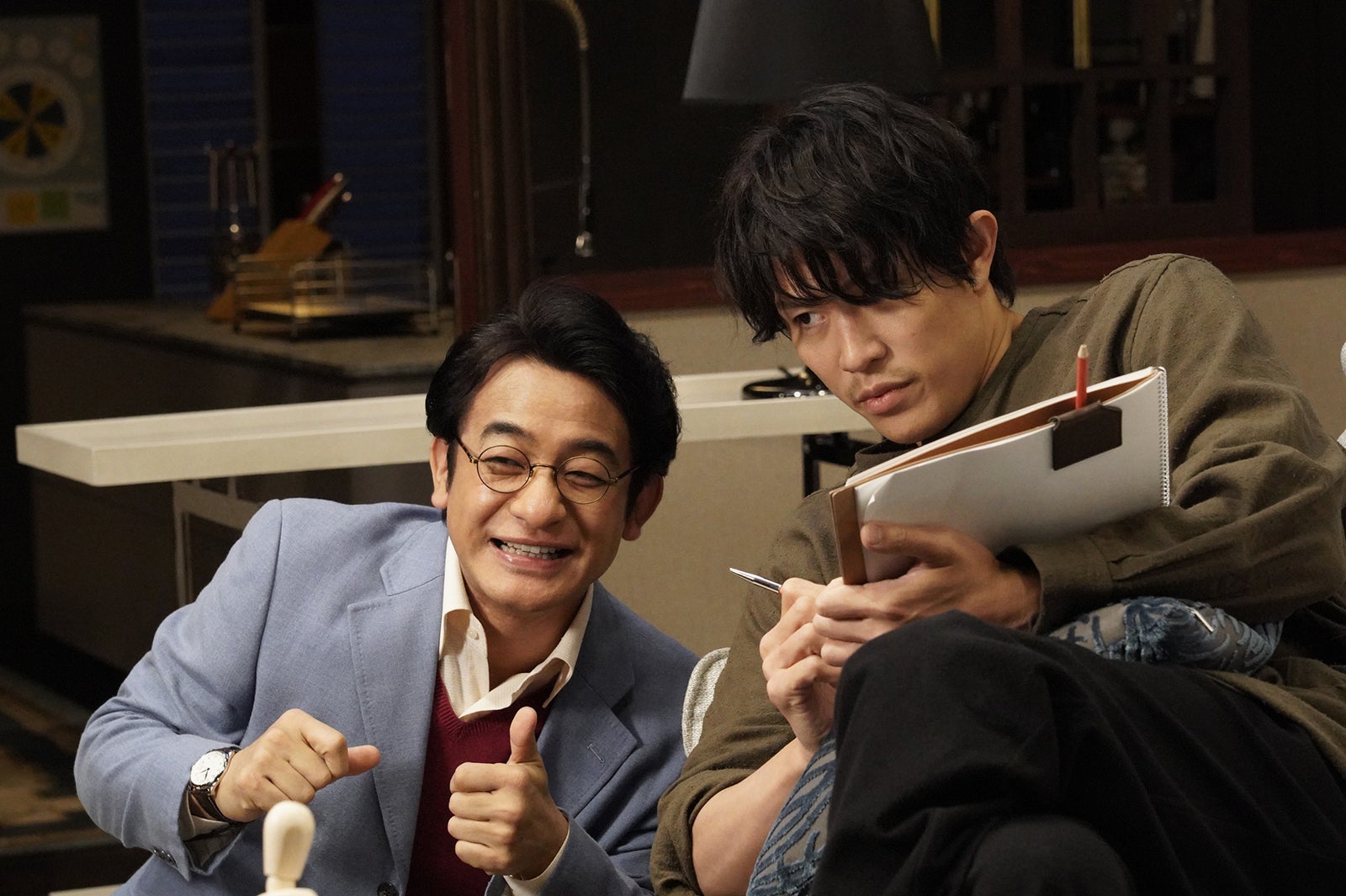 片岡愛之助、鈴木亮平「レンアイ漫画家」第4話より（C）フジテレビ