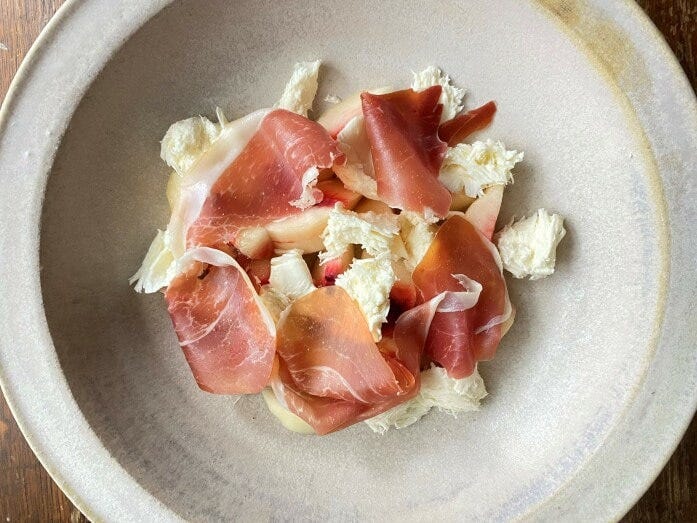 生ハムをひらひらと上にのせます