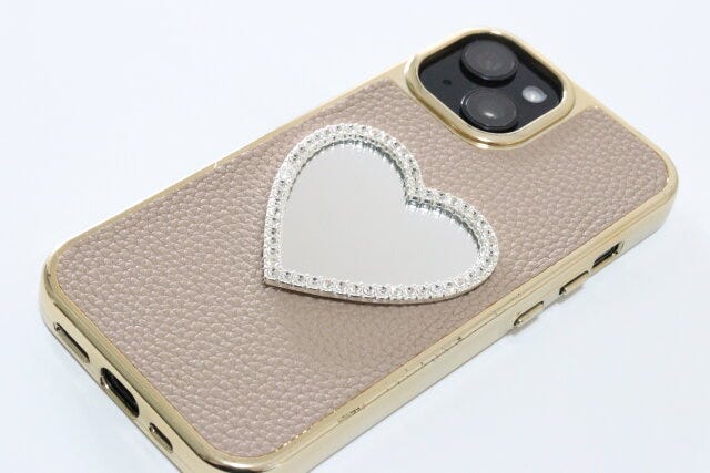 ダイソーのスマホケース（合皮、アイフォーン15用）にスマホミラー（フチビジュー）を貼り付ける