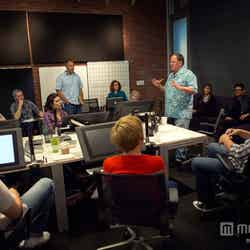 ジョン・ラセター監督がスタジオで語っている様子（C）2014Disney／Pixar．AllRightsReserved．