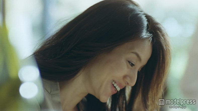 井川遥／新CM「auスマートパス アプリ取り放題」篇より