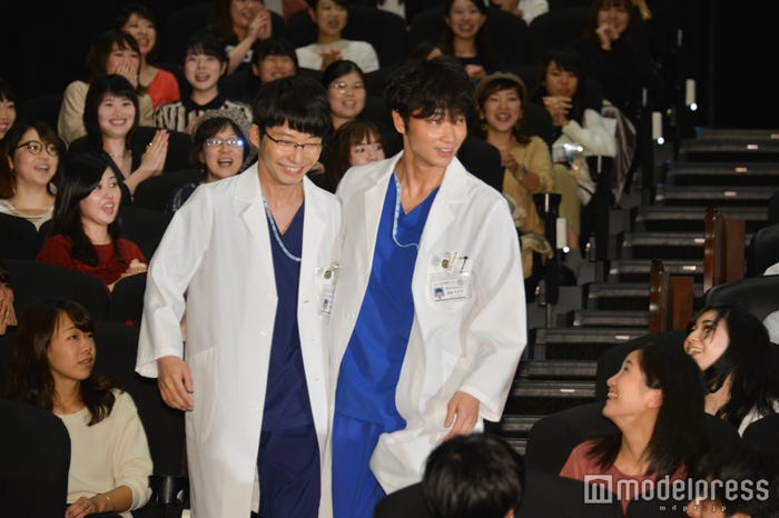 逆サイドの客席まで駆け足で向かう鴻鳥先生と四宮先生(C)モデルプレス