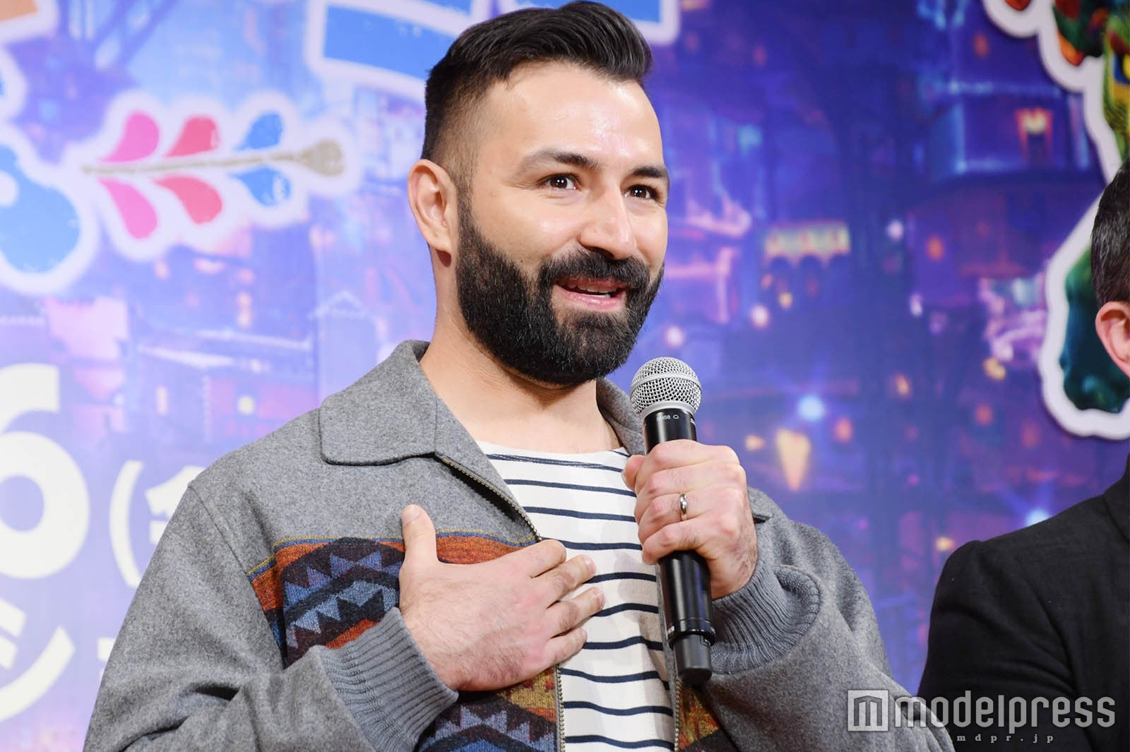 エイドリアン・モリーナ共同監督、 （C）モデルプレス