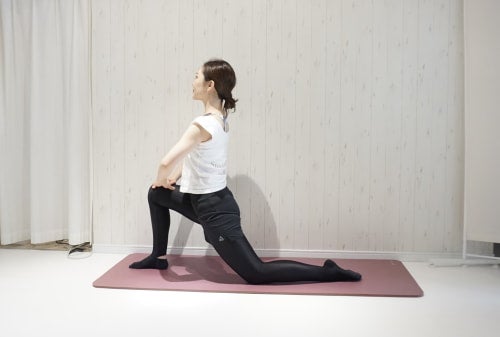 床で肩膝をついて、もう片方の足を後ろへ置きます