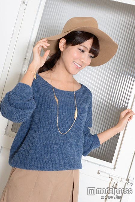 重めのニットは腕まくり&バングルで華奢見え