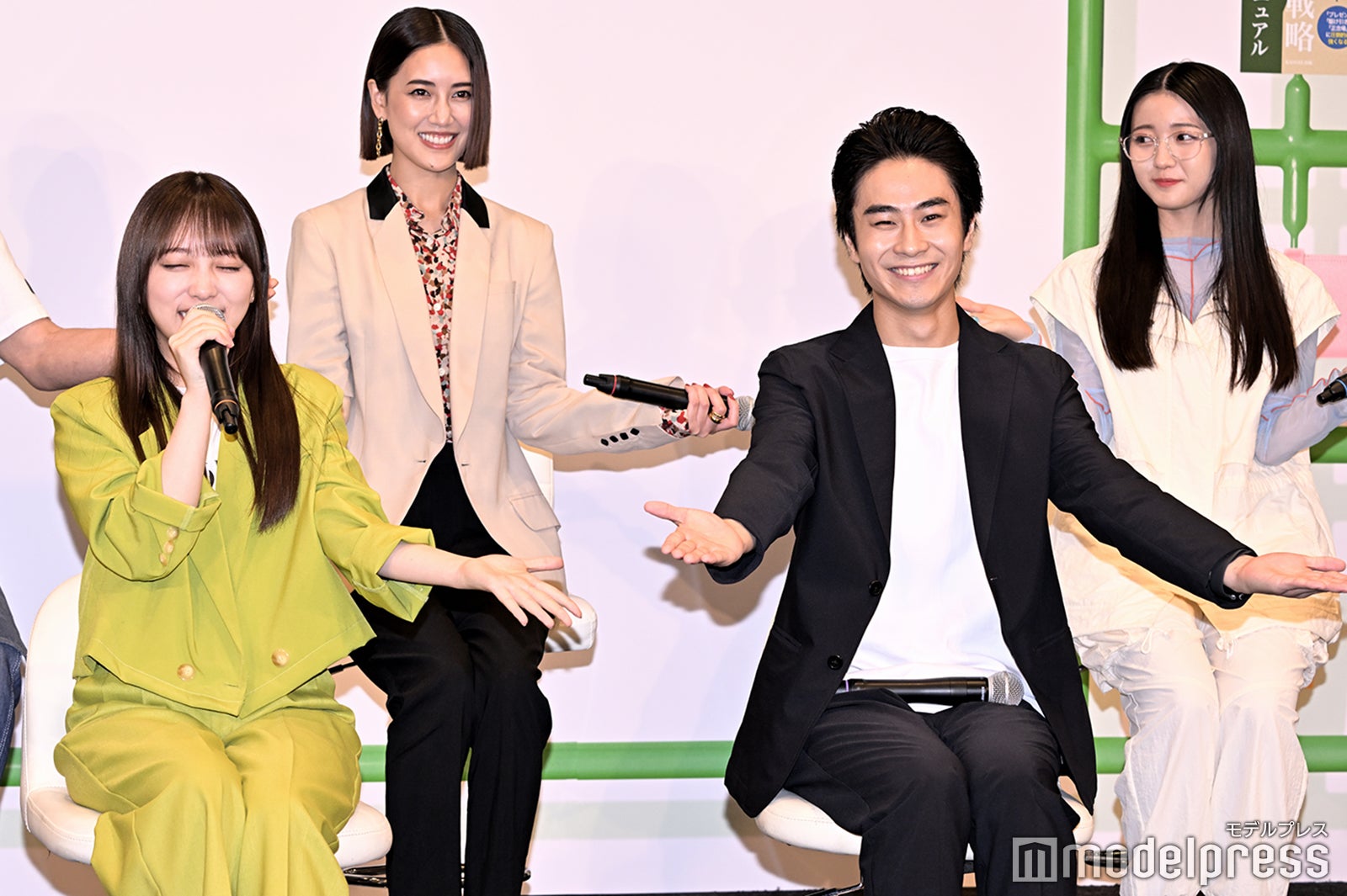 （左から）与田祐希、藤井夏恋、前田旺志郎、天川れみ（C）モデルプレス