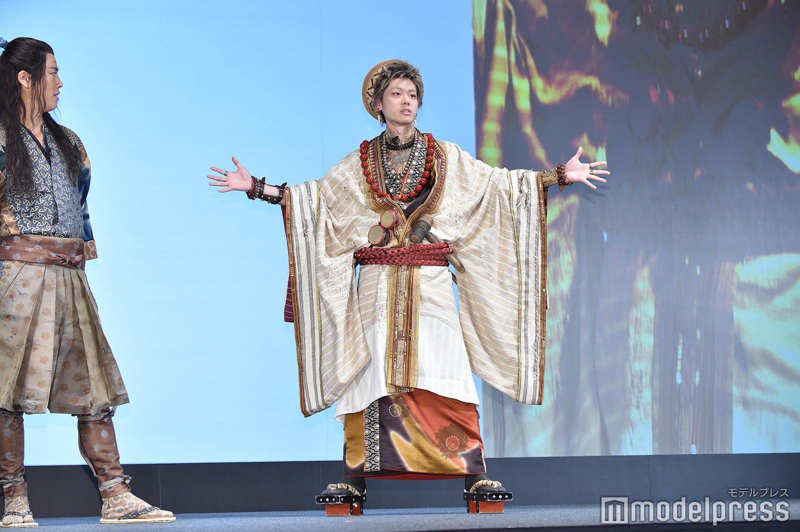 鬼ちゃんファッションをアピールする菅田将暉（C）モデルプレス