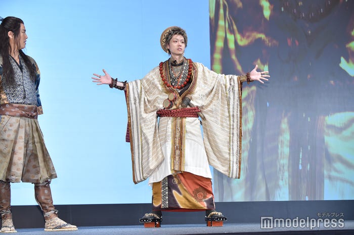 鬼ちゃんファッションをアピールする菅田将暉(C)モデルプレス