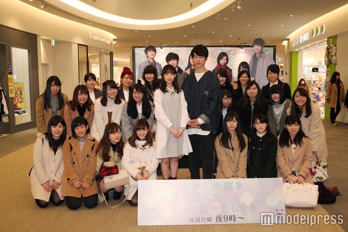 ファンと記念撮影する森川葵、坂口健太郎/画像提供:フジテレビ