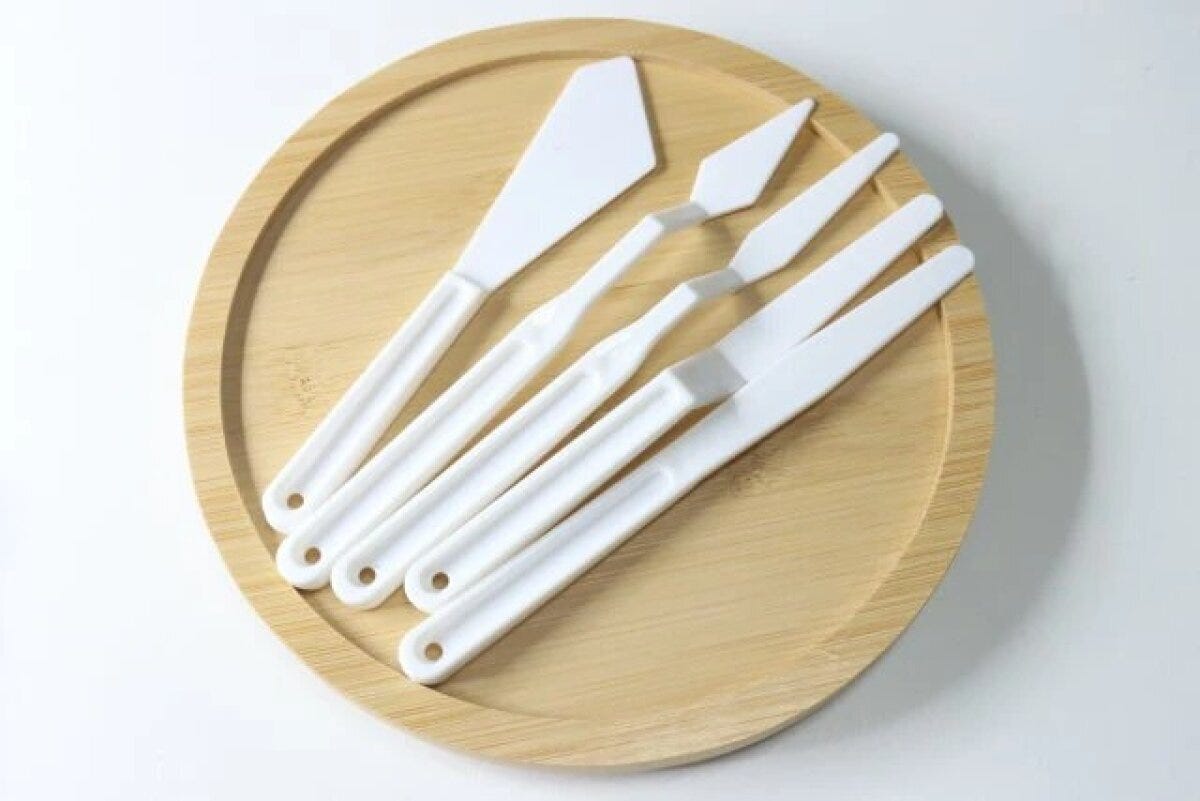 ダイソーのペインティングナイフ（プラ製、5本セット）のビジュアル