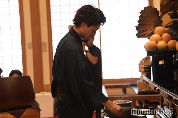 お焼香をする小島健(C)モデルプレス