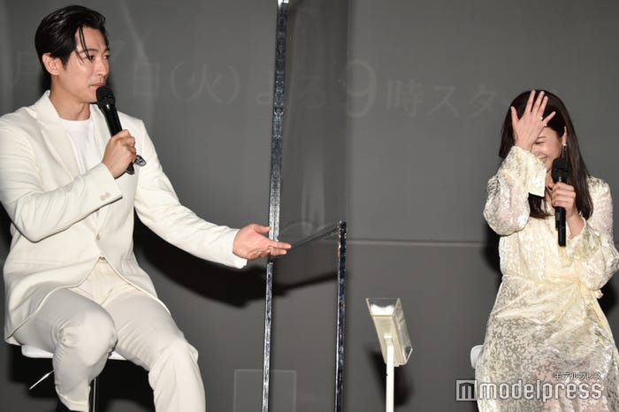 エピソードを話されて笑う吉高由里子 (C)モデルプレス