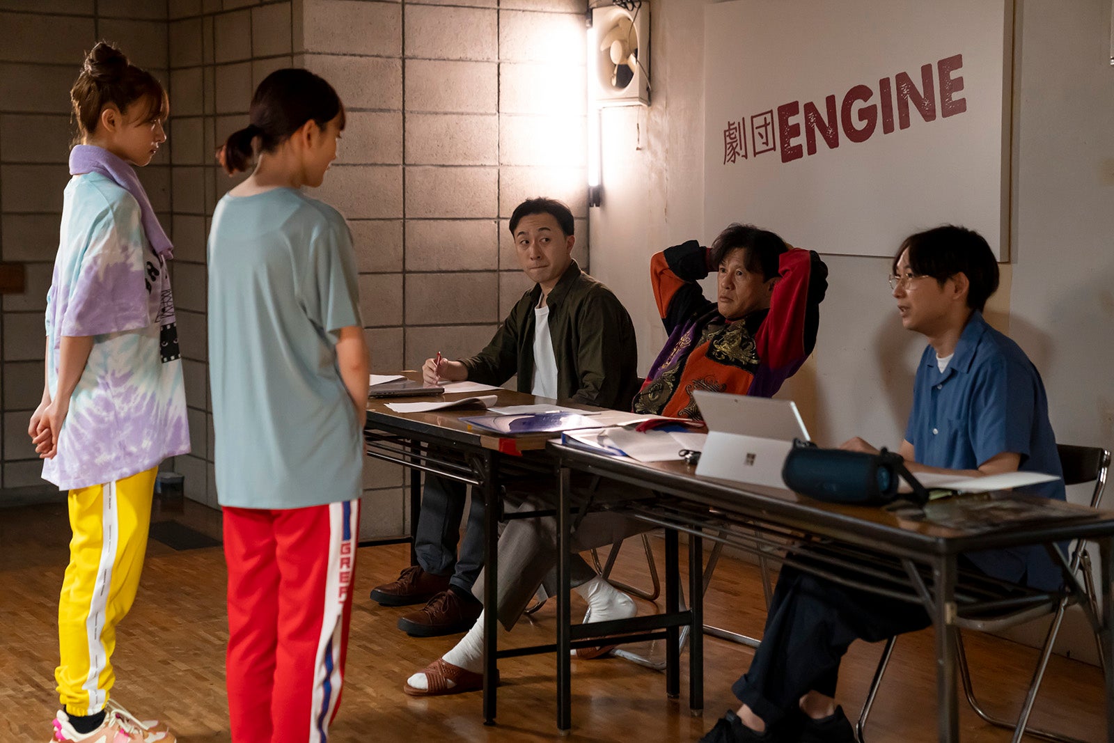 （左から）村西紗英、生駒里奈、西村優、橋本じゅん、須賀健太／「OTHELLO」第1話より（C）ABCテレビ