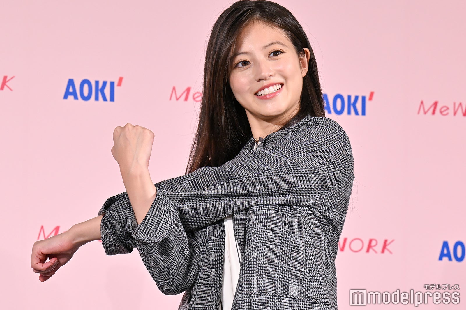 ストレッチ体験する今田美桜（C）モデルプレス