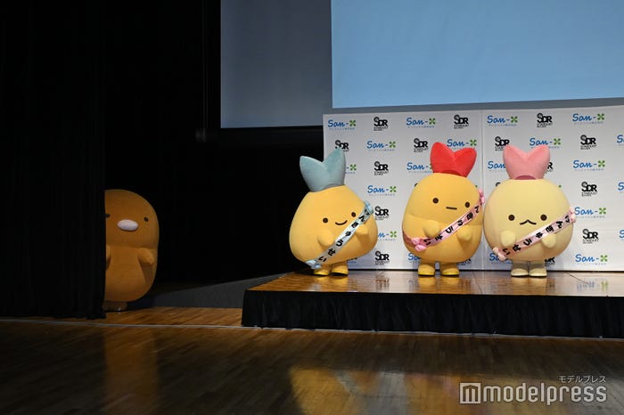 「しっぽず」を心配して“すみっこ”から応援するとんかつ、ステージの“すみっこ”に立つあじふらいのしっぽ、えびふらいのしっぽ、えびてんのしっぽ(C)モデルプレス