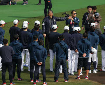 侍ジャパン 臨時コーチの松井秀喜氏が「すみません、待たせちゃって」選手たちを2分間激励 身ぶり手ぶりを交え 時折笑みを浮かべながら