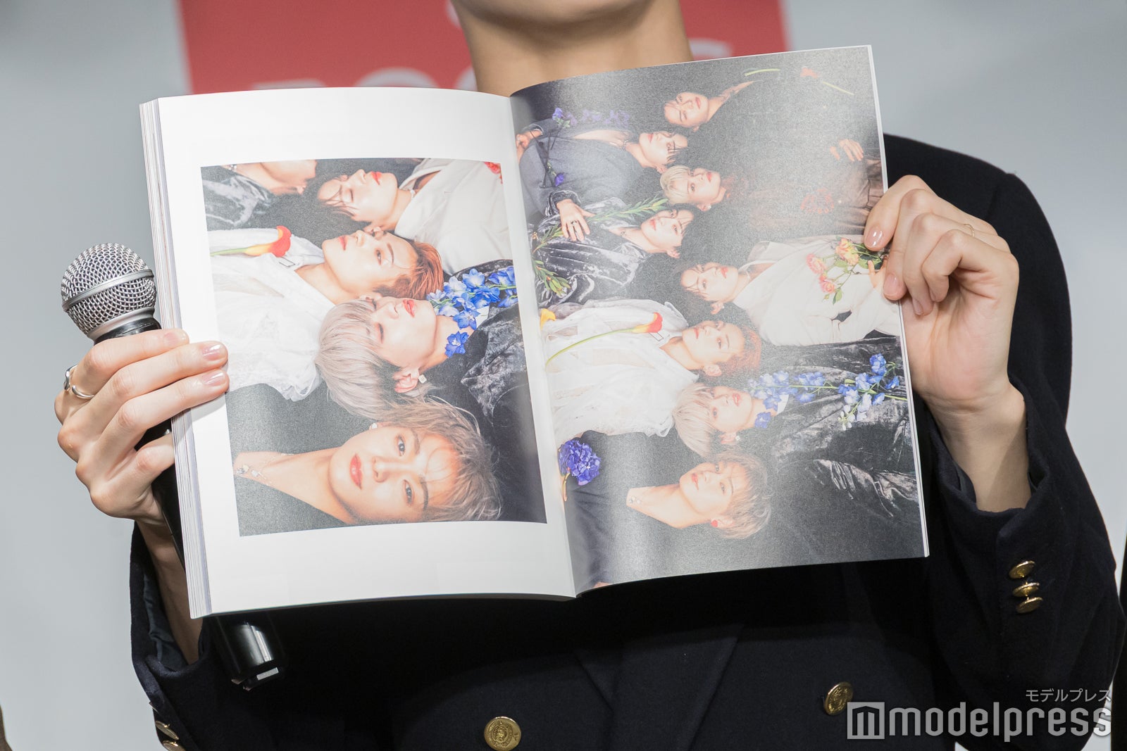 お気に入りカットを紹介する栗田航兵（C）モデルプレス