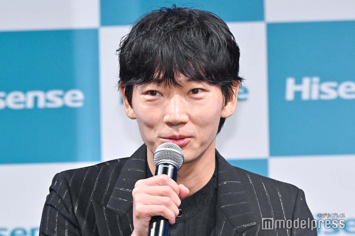 真剣な様子で語る綾野剛(C)モデルプレス