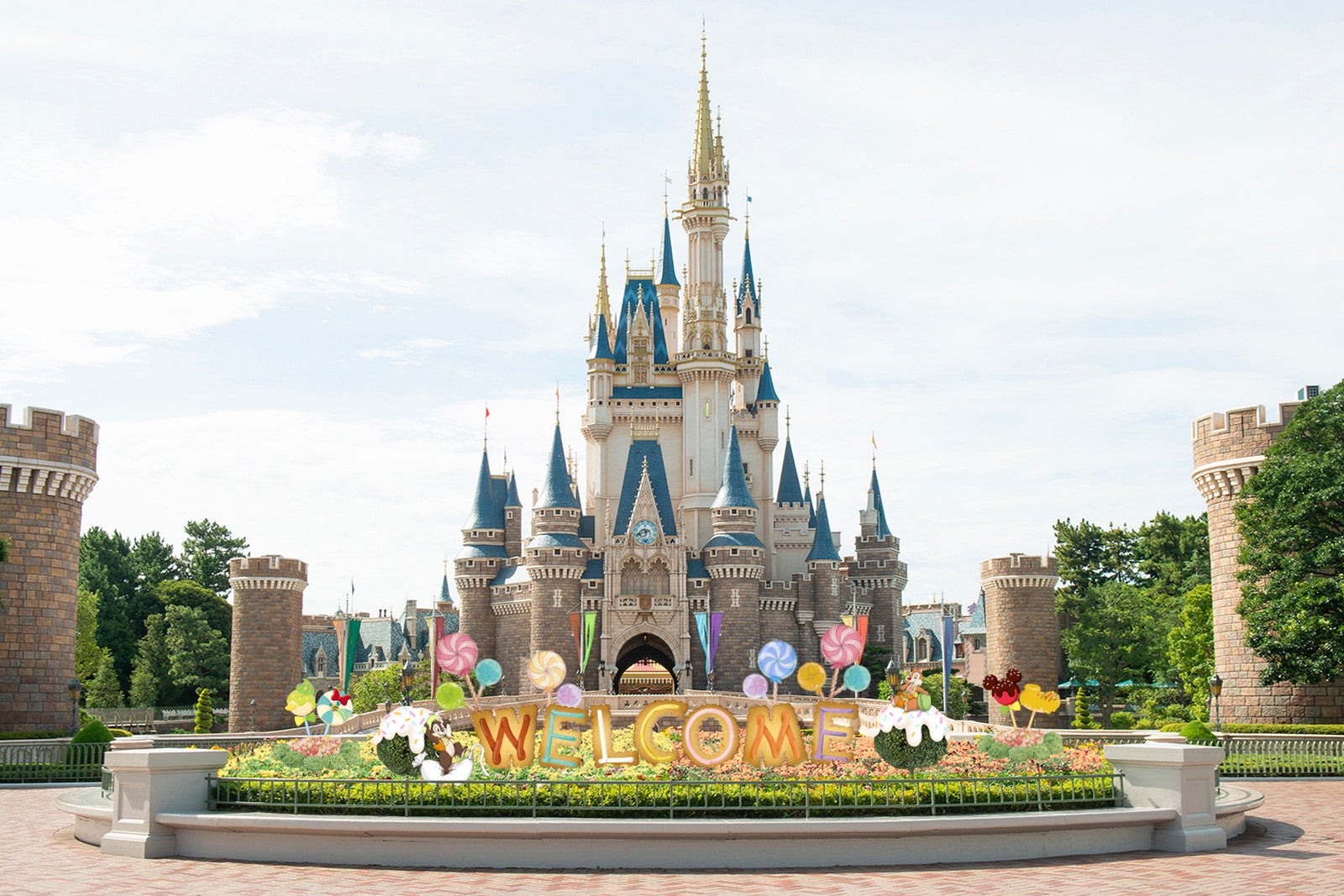 シンデレラ城前プラザのデコレーション（C）Disney