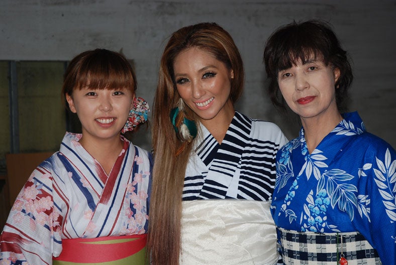 （中央）Lie／釜石キャンドルナイトの様子