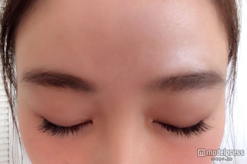 眉マスカラを眉尻から眉頭に毛と反対側の流れになるようにつける