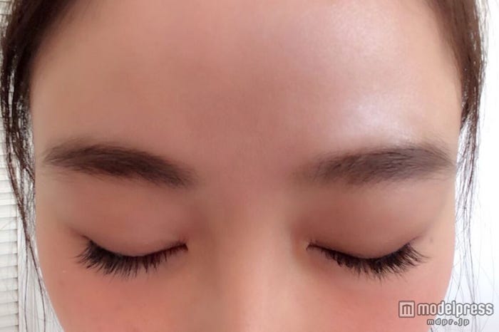 眉マスカラを眉尻から眉頭に毛と反対側の流れになるようにつける