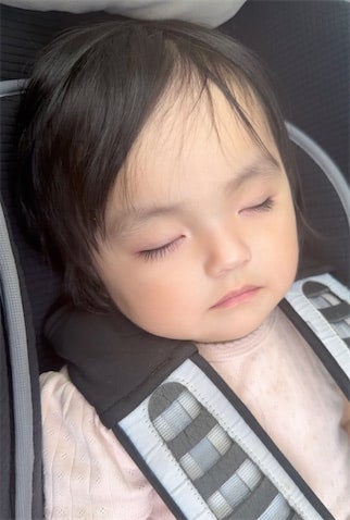 川崎希、車内で爆睡する次女・グーちゃんの姿を公開「ドライブ中だとぐずらないのはなぜ」