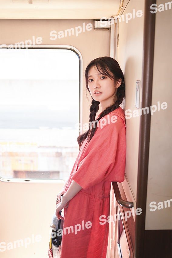 寺田蘭世1st写真集「なぜ、忘れられないんだろう？」TSUTAYAポストカード／撮影：大江麻貴（提供写真）