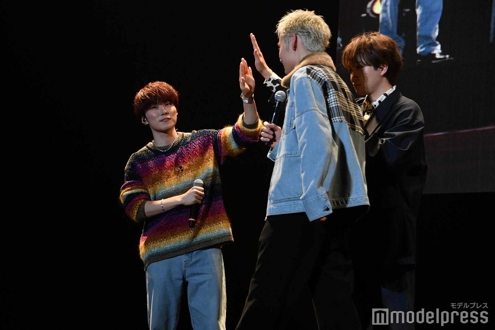 ハイタッチをするあむぎり、ゆうま、その前を通るひゅうが （C）モデルプレス