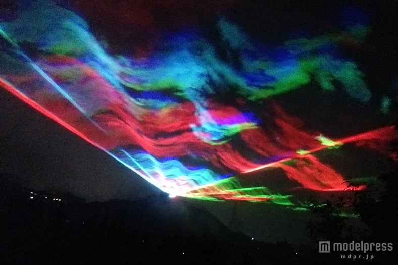 虹色オーロラが再び横須賀に出現、サンタ来日でクリスマスムード漂う