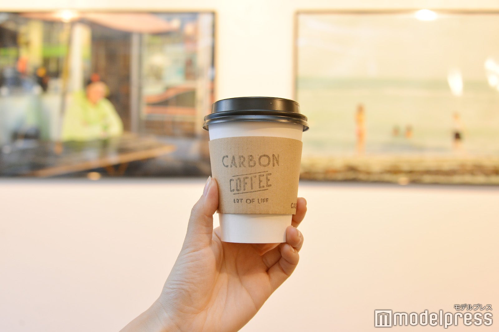 写真が飾られ、映画が上映されていたお洒落な雰囲気（C）モデルプレス