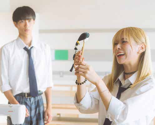 【その着せ替え人形は恋をする 第1話】新菜(野村康太)、学校で雛人形の服作り 海夢(永瀬莉子)に見られてしまう