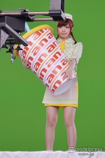 ファーストフード店員衣装のきゃりーぱみゅぱみゅ